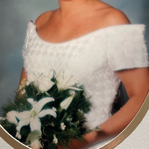 Silk Wedding dress and veil. - Picture 4 of 10